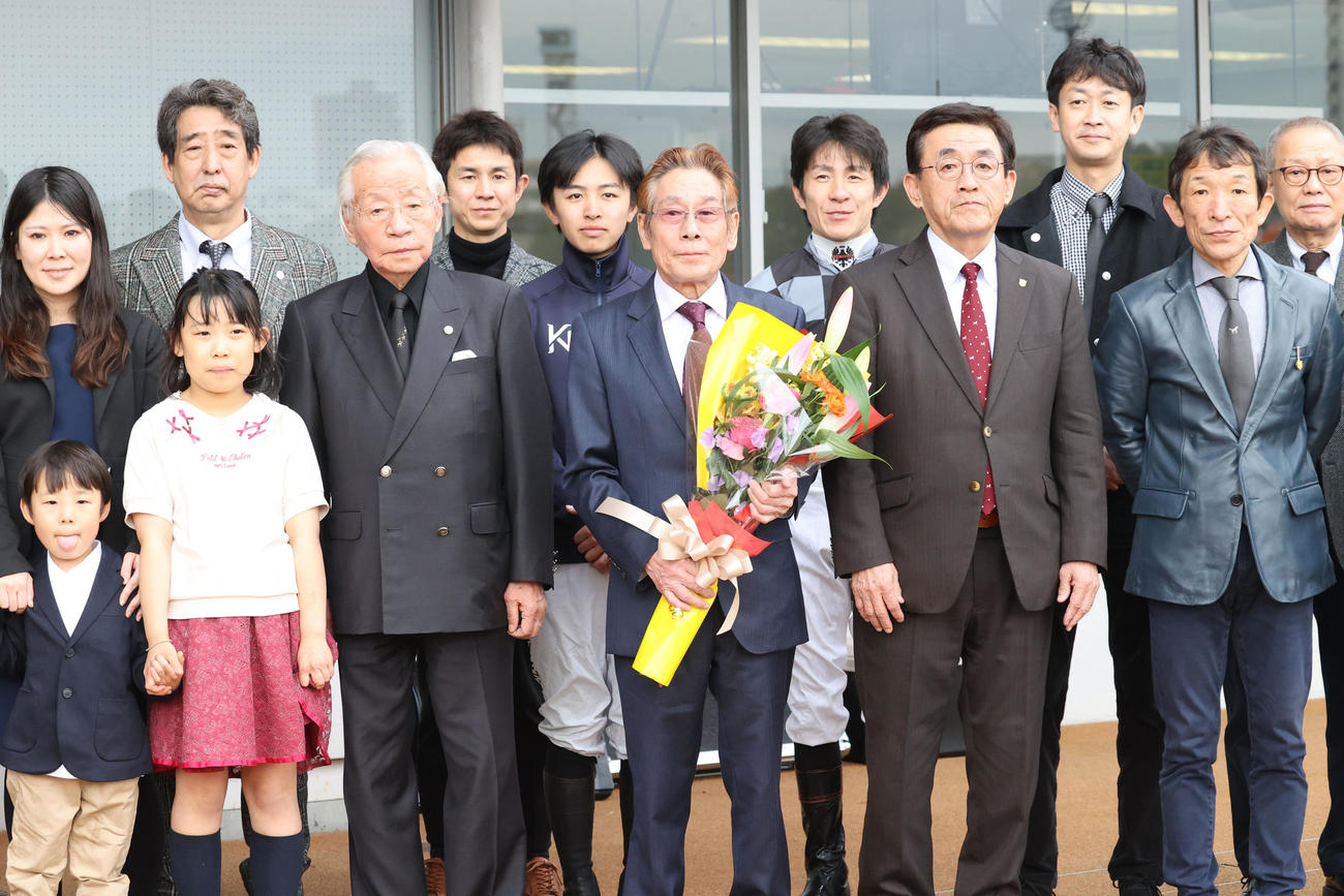 定年引退する河内調教師は記念撮影に納まる（撮影・梅根麻紀）