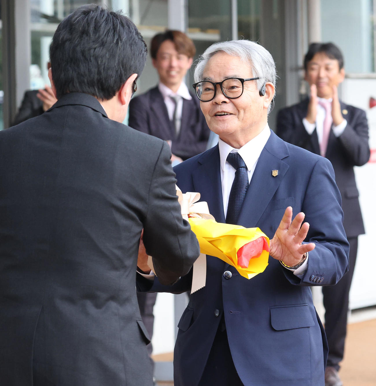 定年引退する音無調教師は関係者から花束を贈られる（撮影・梅根麻紀）