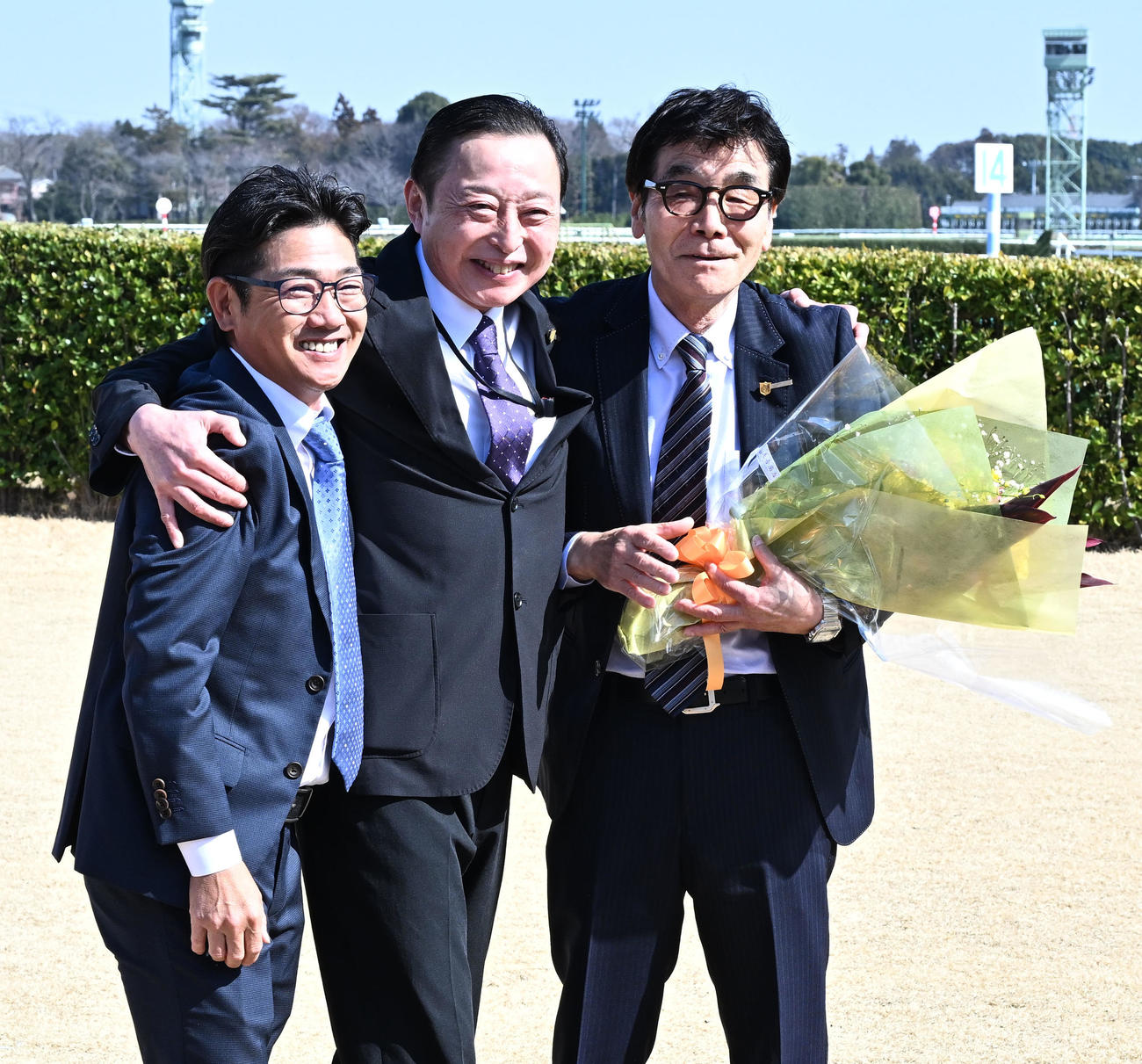 中山7R後に行われた引退セレモニーで、左から田中勝師、清水英師から花束を贈られた石毛師