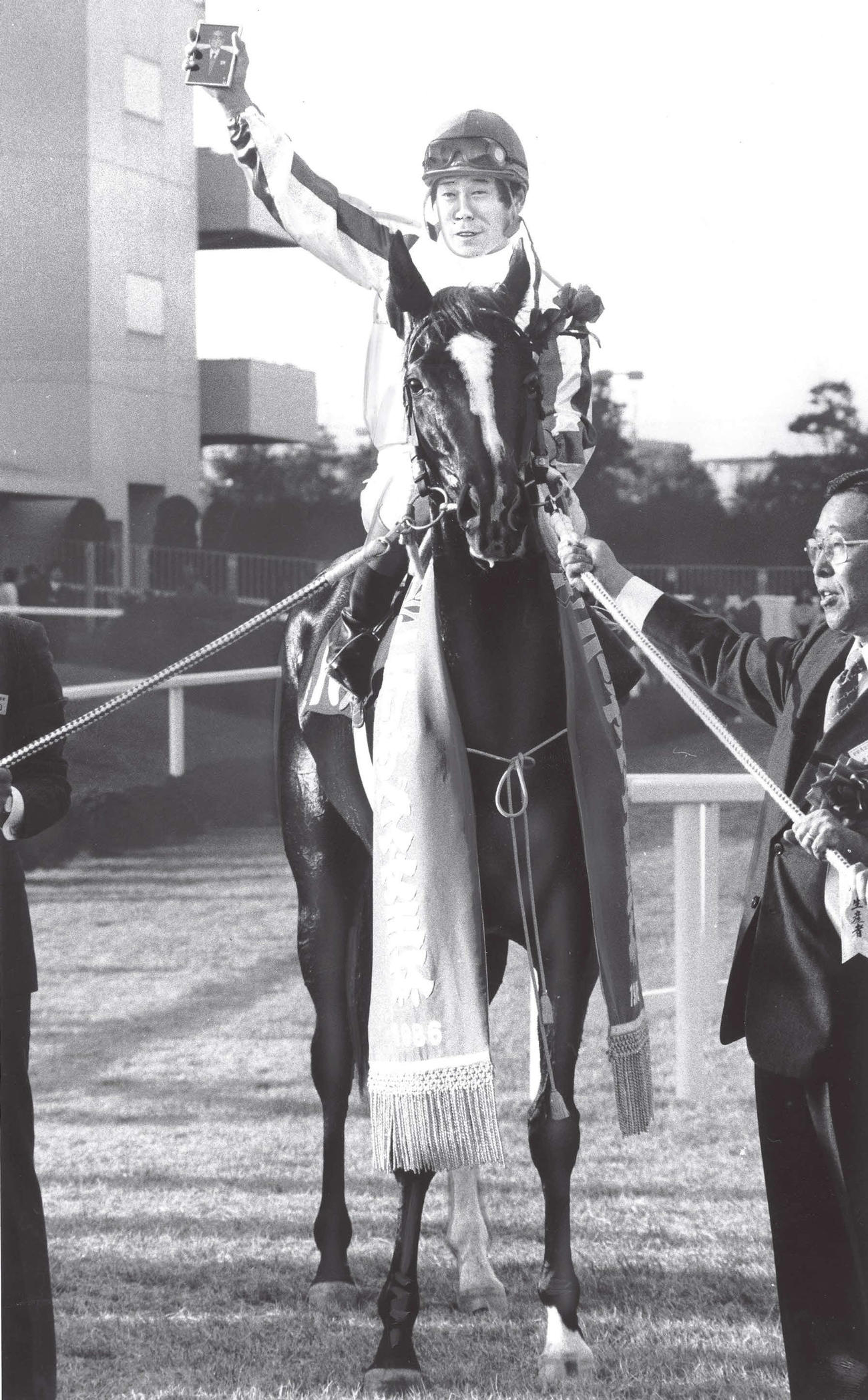 86年11月、メジロラモーヌでエリザベス女王杯を制し牝馬3冠を達成する