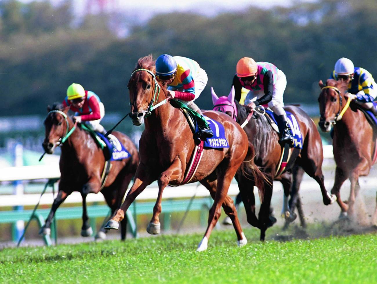 01年4月、皐月賞を制したアグネスタキオン（中央・7）