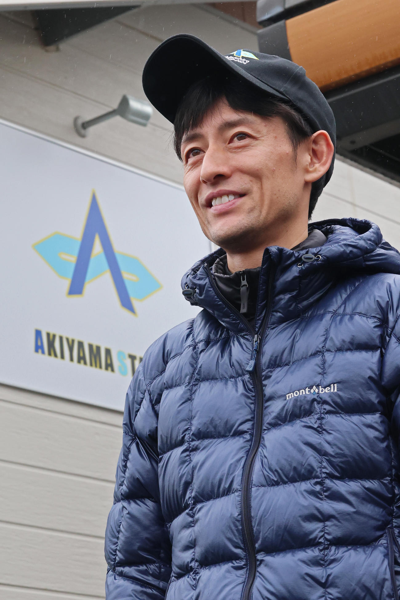 イニシャルをあしらった厩舎ロゴを掲げ、本日開業した秋山真一郎調教師