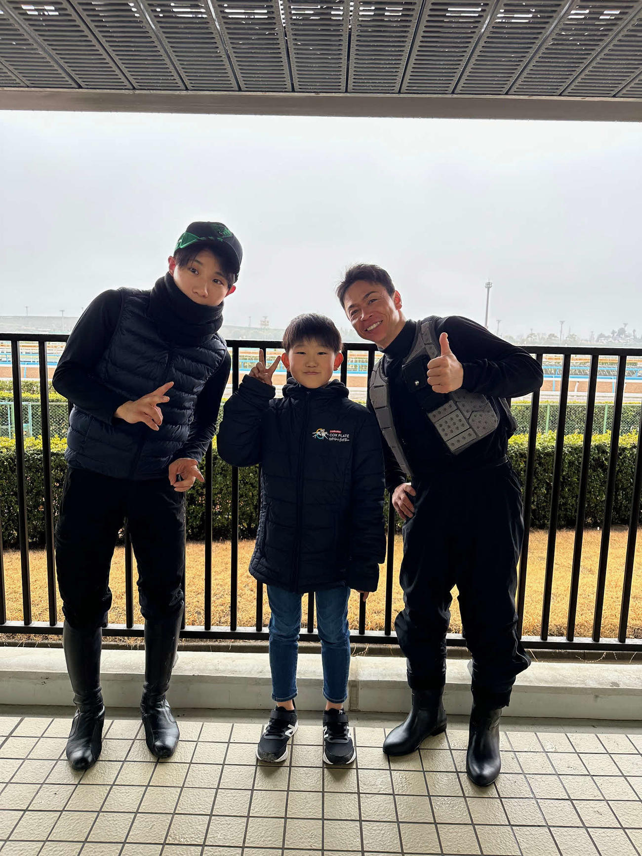 SNSで大バズり中のレオこと、波多野伶音くん（中央）。佐々木騎手（左）と北村宏騎手に挟まれて笑顔