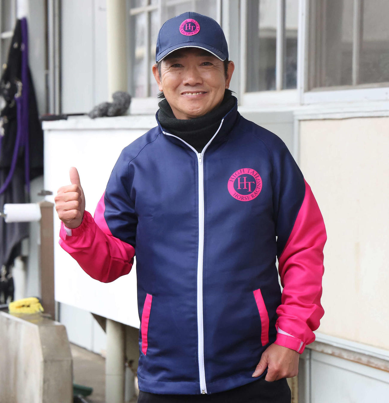 サムズアップポーズを決める田中勝師（撮影・丹羽敏通）