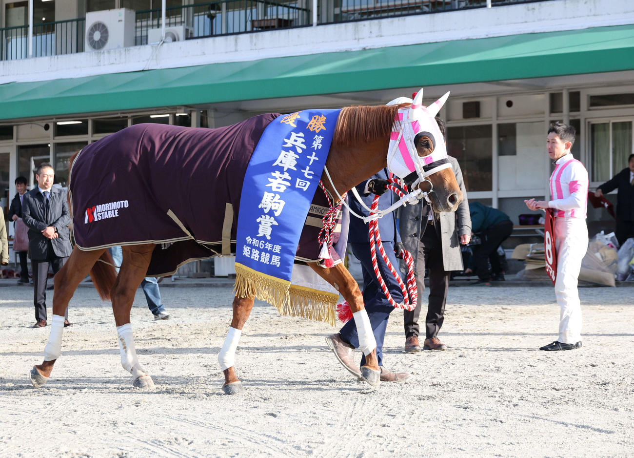 11R兵庫若駒賞　優勝のオケマル、右は下原理騎手