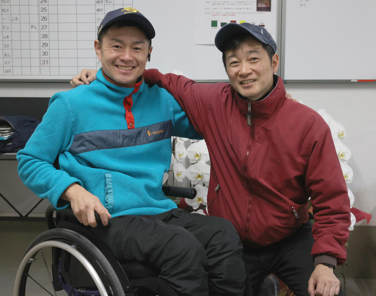 開業した井上師。左は元騎手の藤井マネジャー
