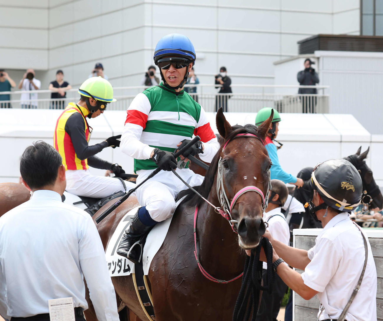 2歳新馬戦を制したファンダムと北村宏騎手（2024年9月8日撮影）