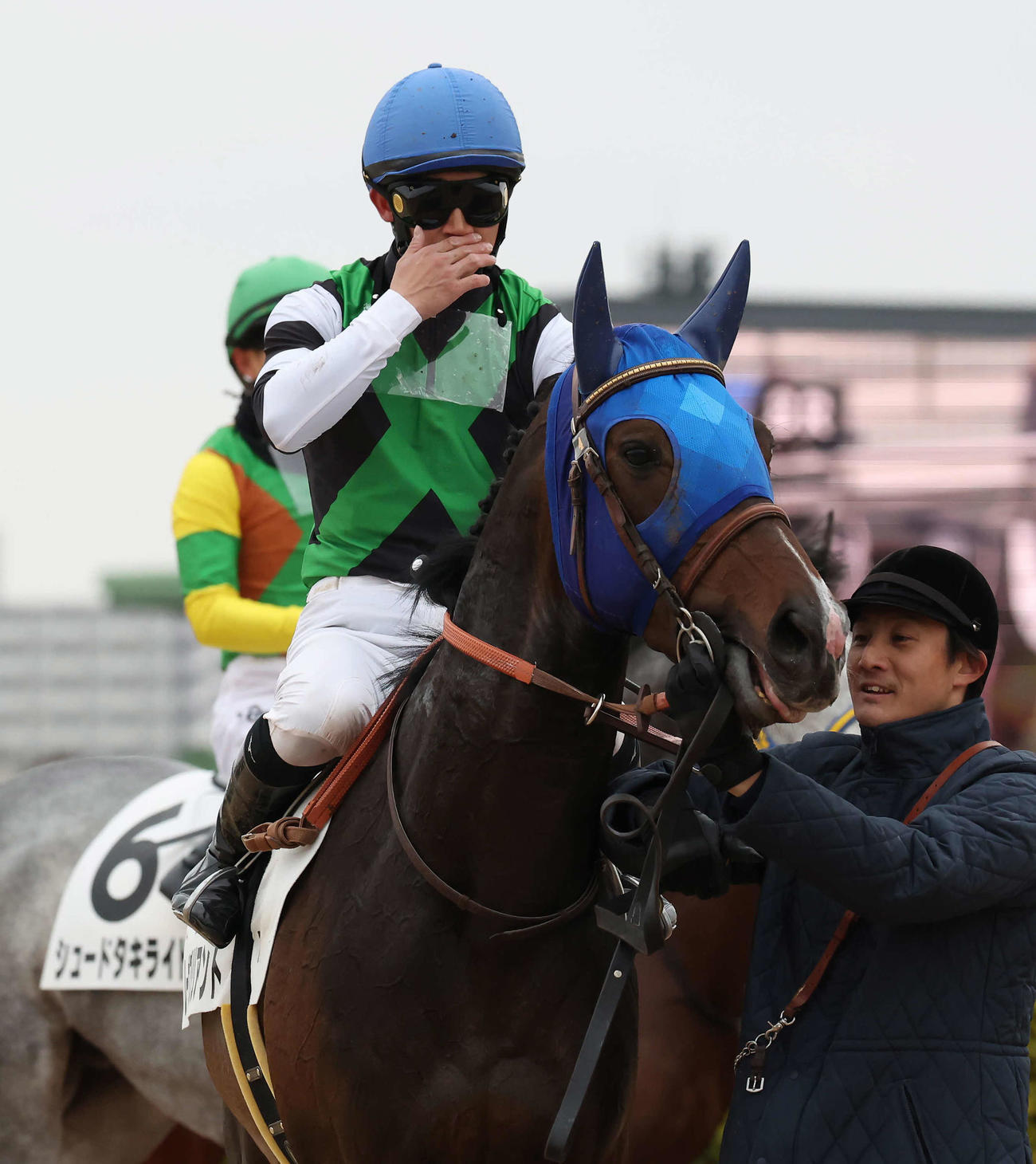 中山7R、3レーヴブリリアントで3歳1勝クラスを制してデビュー初勝利を挙げた舟山騎手（撮影・丹羽敏通）