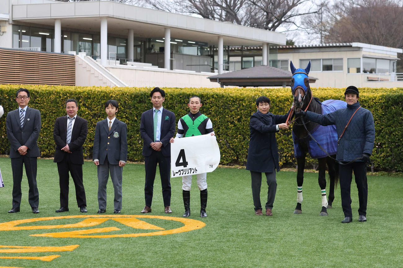 中山7R、3歳1勝クラスを制したレーヴブリリアントの口取りをする舟山騎手と田中博師（撮影・丹羽敏通）