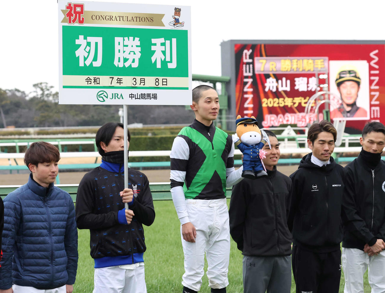 中山7R、レーヴブリリアントで3歳1勝クラスを制してデビュー初勝利を挙げた舟山騎手（撮影・丹羽敏通）