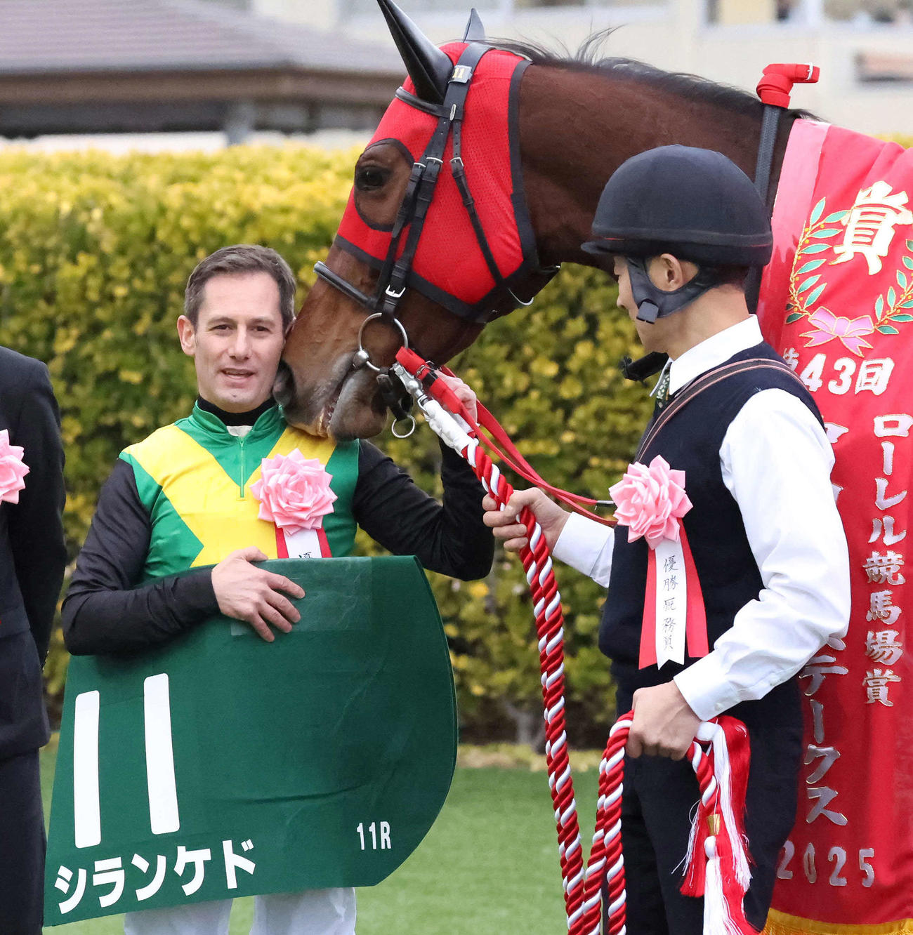 中山牝馬Sを制したシランケドは口取りでM・デムーロ騎手にあまえるそぶりを見せる（撮影・丹羽敏通）