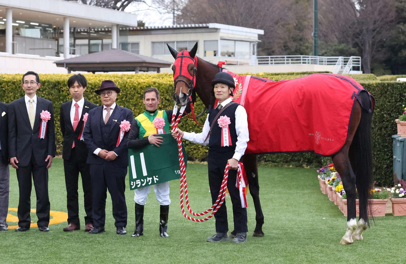 中山11R、中山牝馬Sを制したシランケドの口取りをするM・デムーロ騎手と関係者（撮影・丹羽敏通）