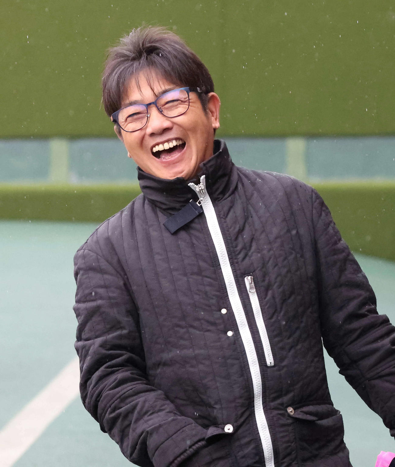 中山12R、写真判定で管理馬のデイジーが鼻差2着と判明し、悔しがる田中勝師（撮影・丹羽敏通）