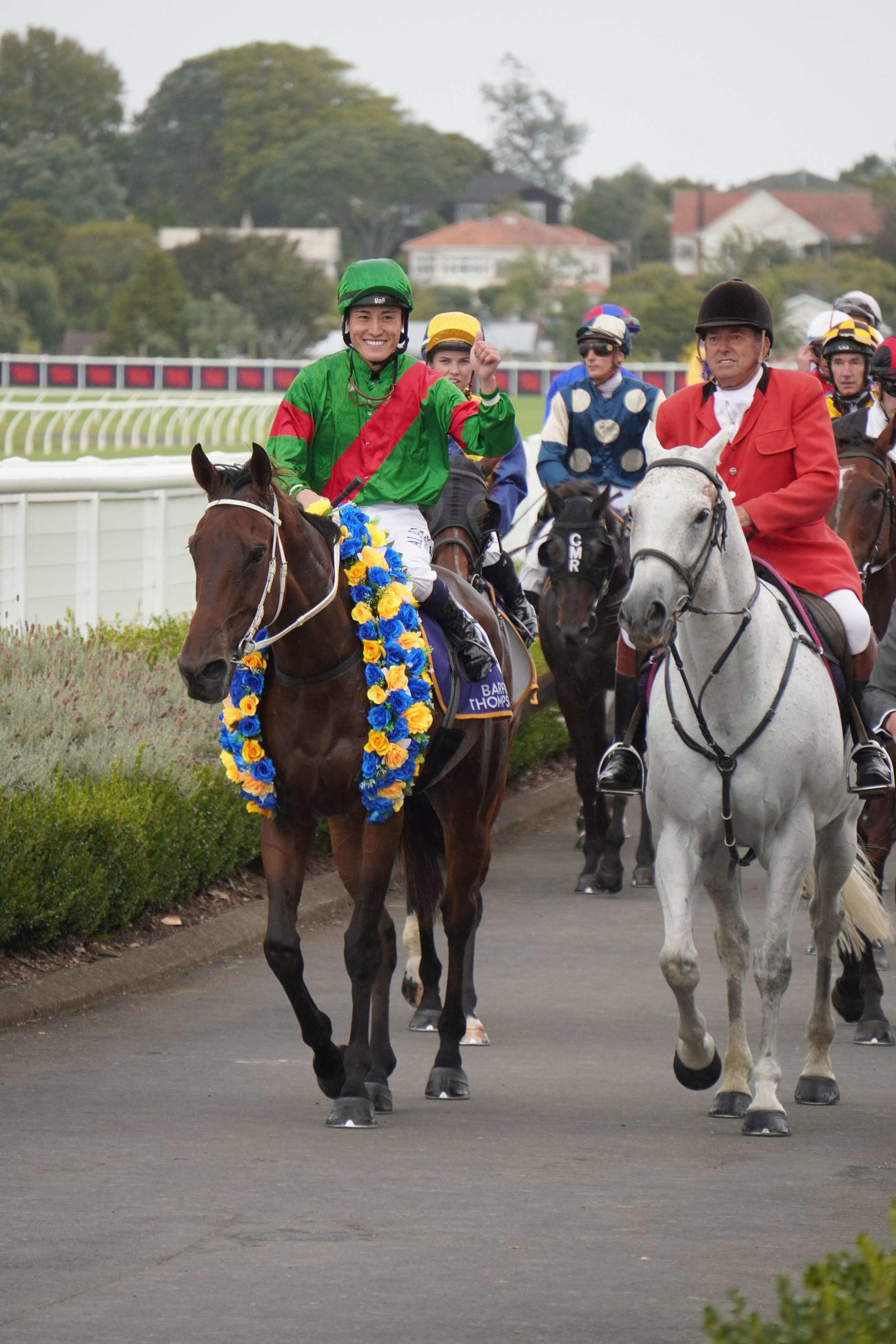 6日にニュージーランドのエラズリー競馬場で行われたG2オークランドCを制したトラヴと橋詰大央騎手（左）