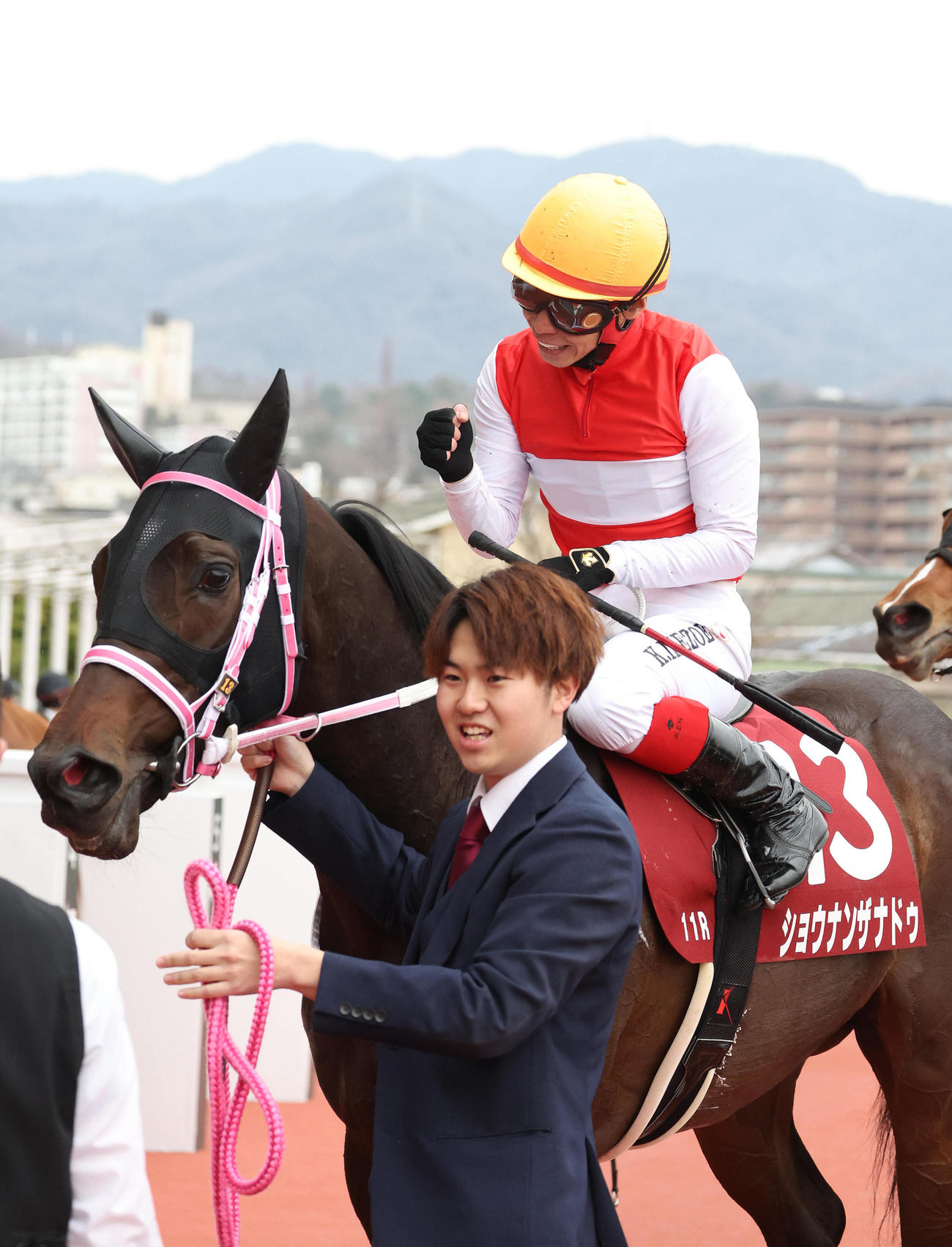 阪神11R、ショウナンザナドゥでフィリーズRを制してガッツポーズで引き揚げる池添騎手（撮影・白石智彦）