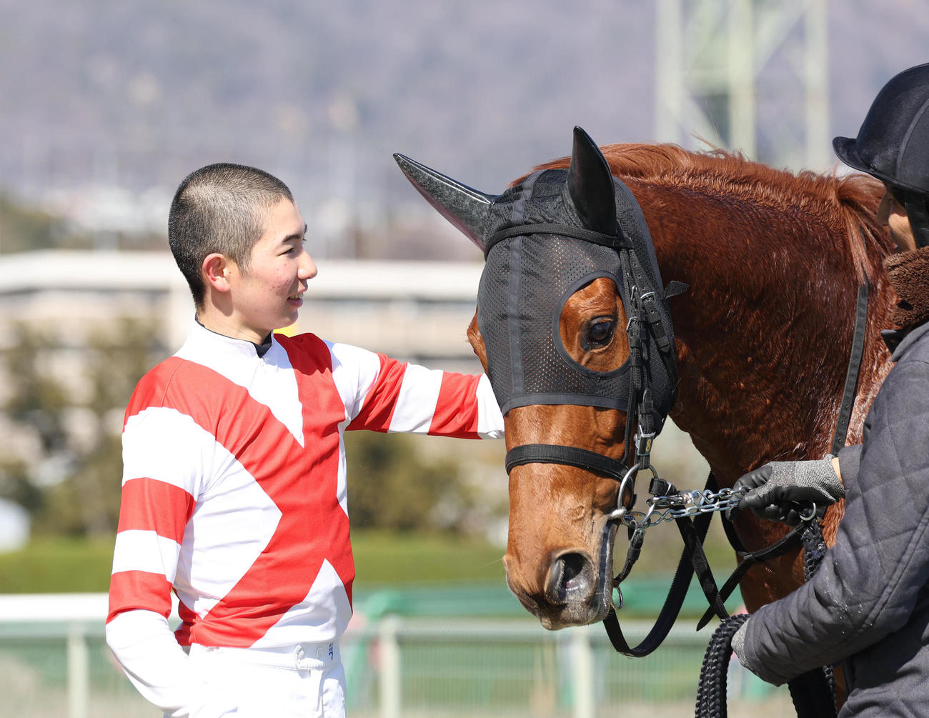 阪神1R、ツキノアカリをなでるJRA初勝利を挙げた田山騎手（撮影・白石智彦）