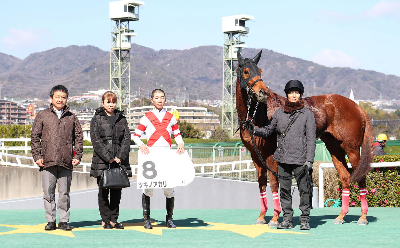 阪神1R、うれしいJRA初勝利を挙げて口取りに並ぶ田山騎手（右から2人目）（撮影・白石智彦）