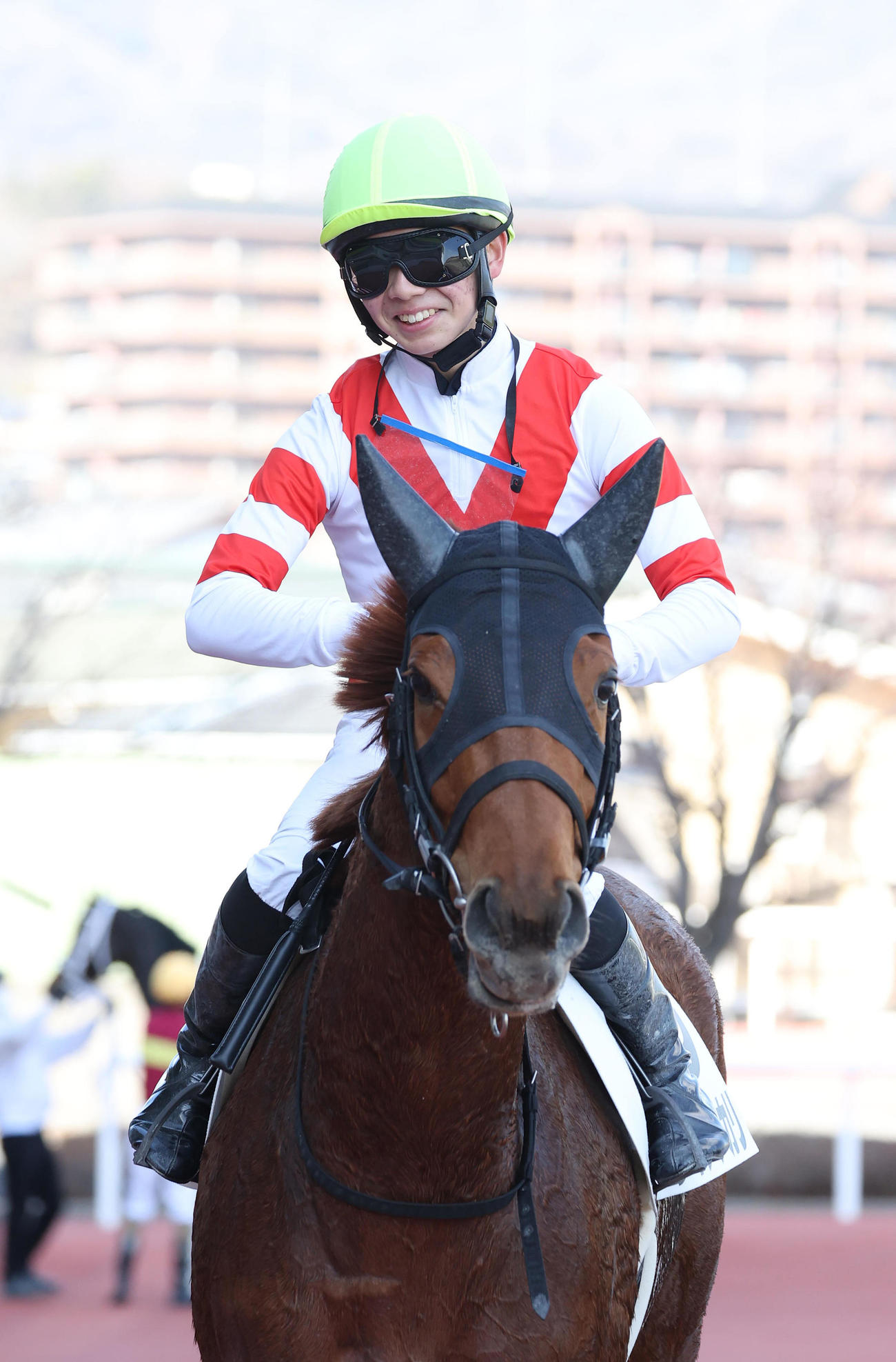 阪神1R、うれしいJRA初勝利を挙げて引き揚げる田山騎手（撮影・白石智彦）