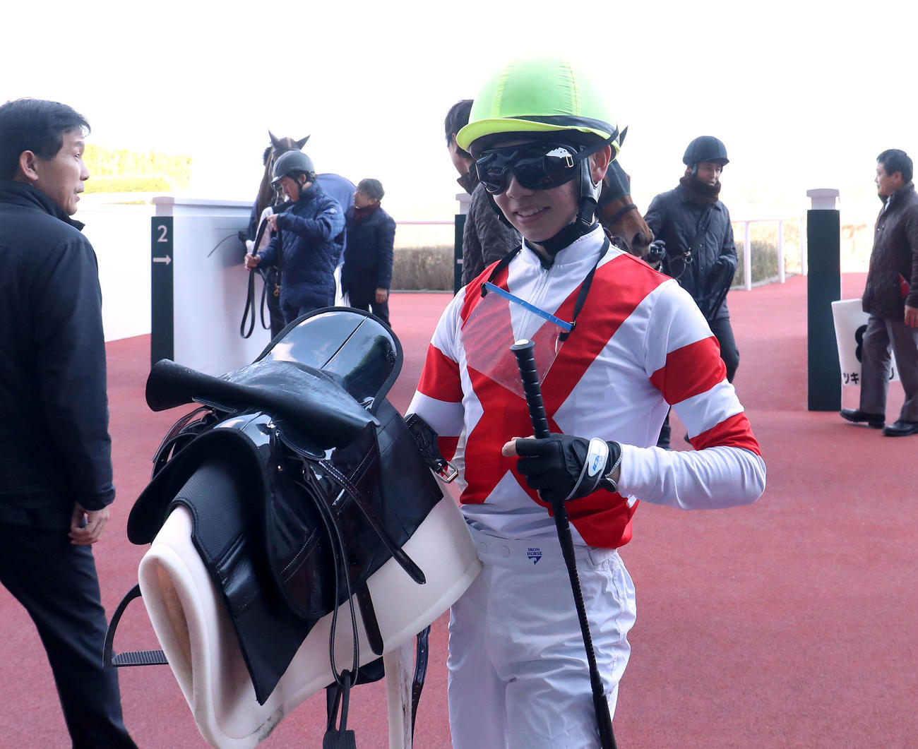 阪神1R、うれしいJRA初勝利を挙げて引き揚げる田山騎手（撮影・白石智彦）