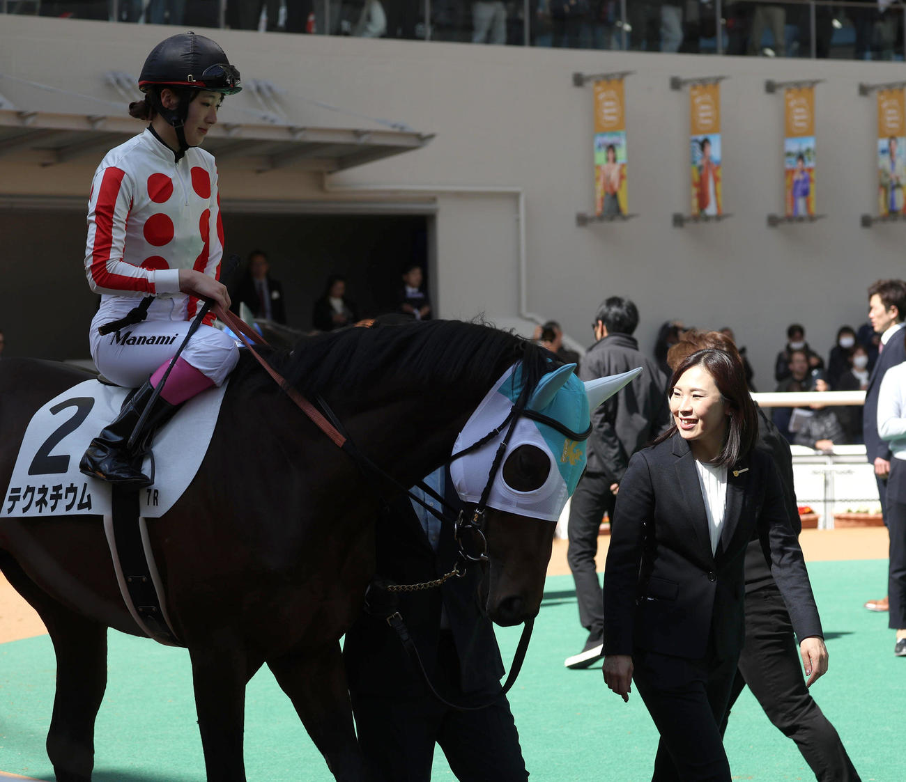 阪神7R、初陣となるテクネチウムと様子を笑顔で見る前川師（右）（撮影・白石智彦）