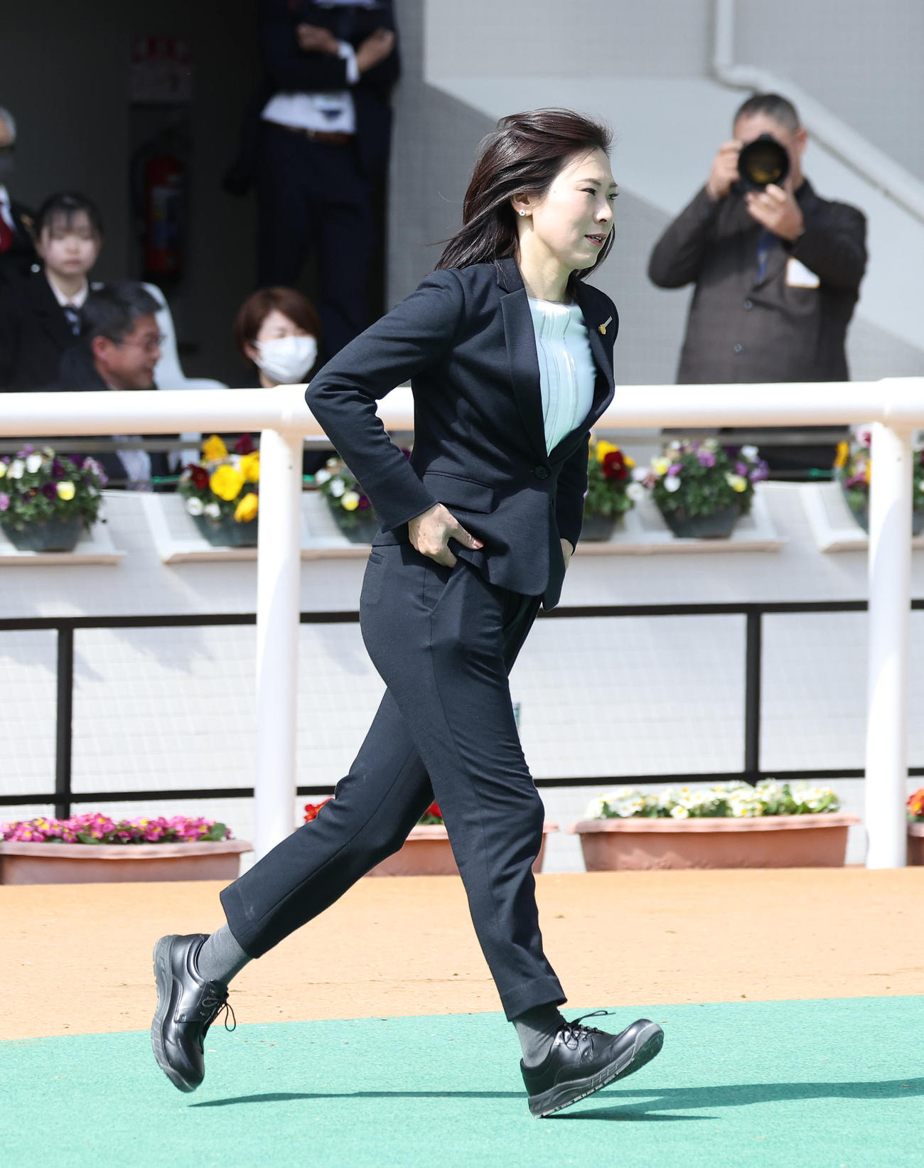 阪神7R、初陣となるテクネチウムに駆け寄る前川師（撮影・白石智彦）