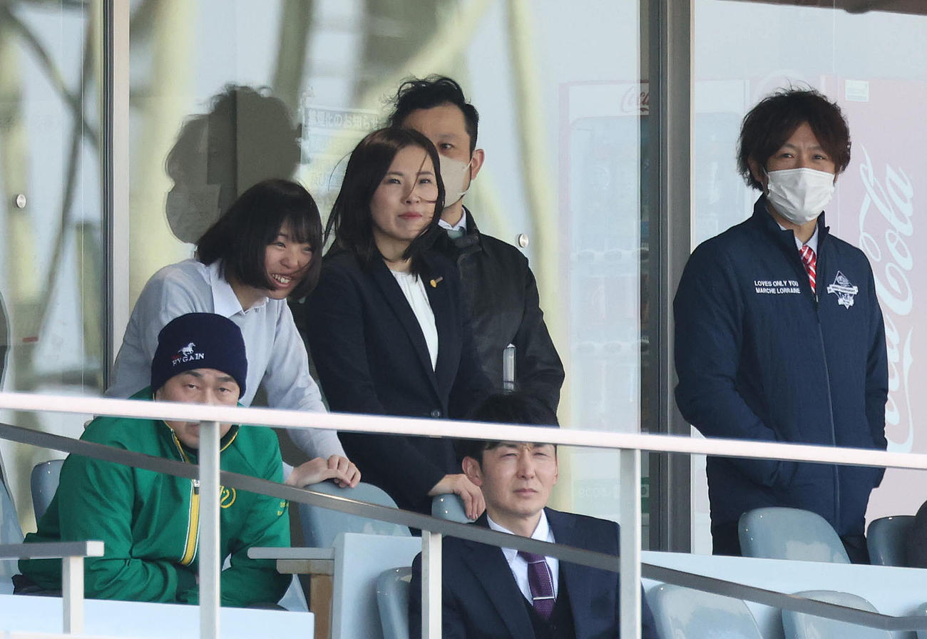 阪神7R、初陣となるレースを見守る前川師（左から3人目）（撮影・白石智彦）