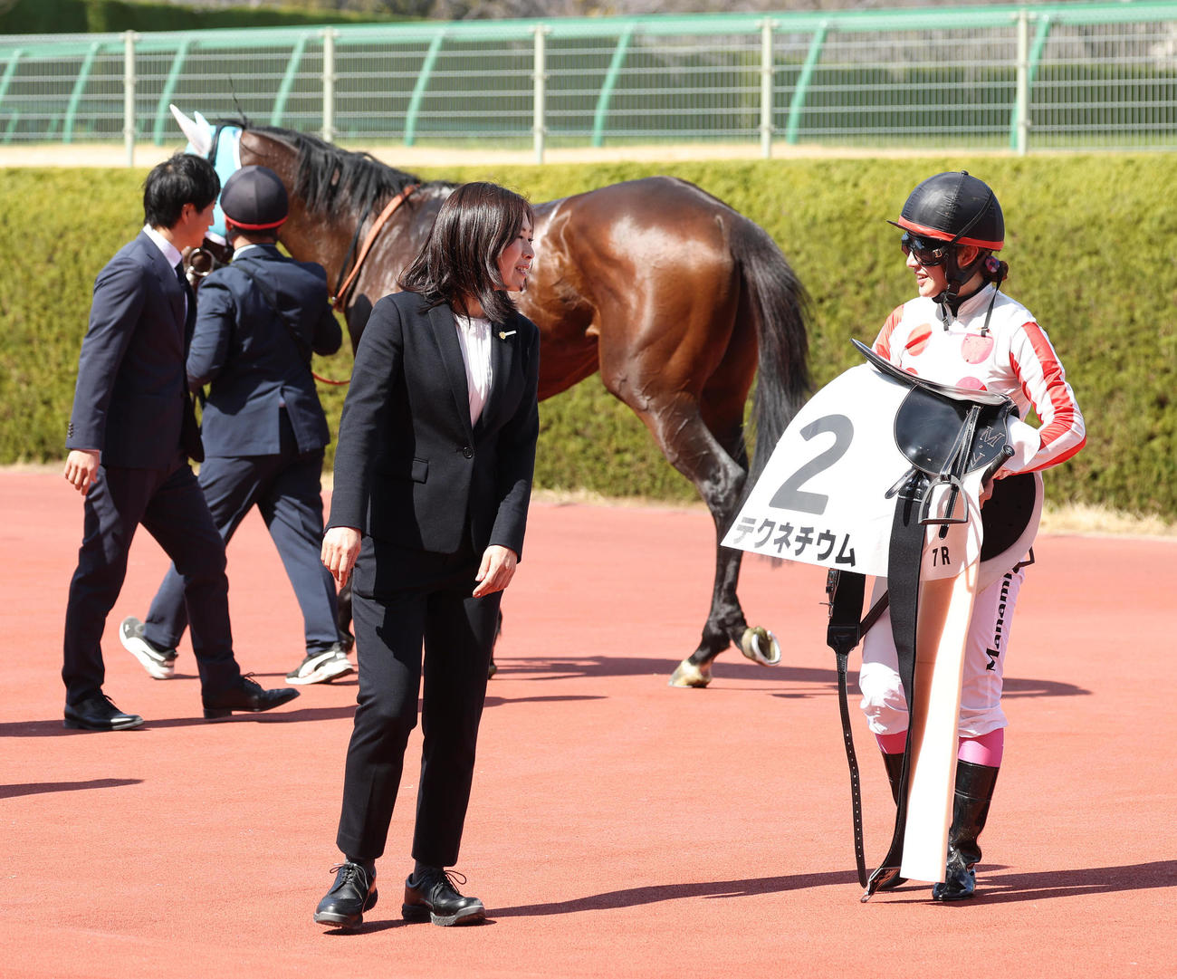 阪神7R、初陣を8着で終えて騎乗した永島騎手（右）と会話を交わす前川師（撮影・白石智彦）
