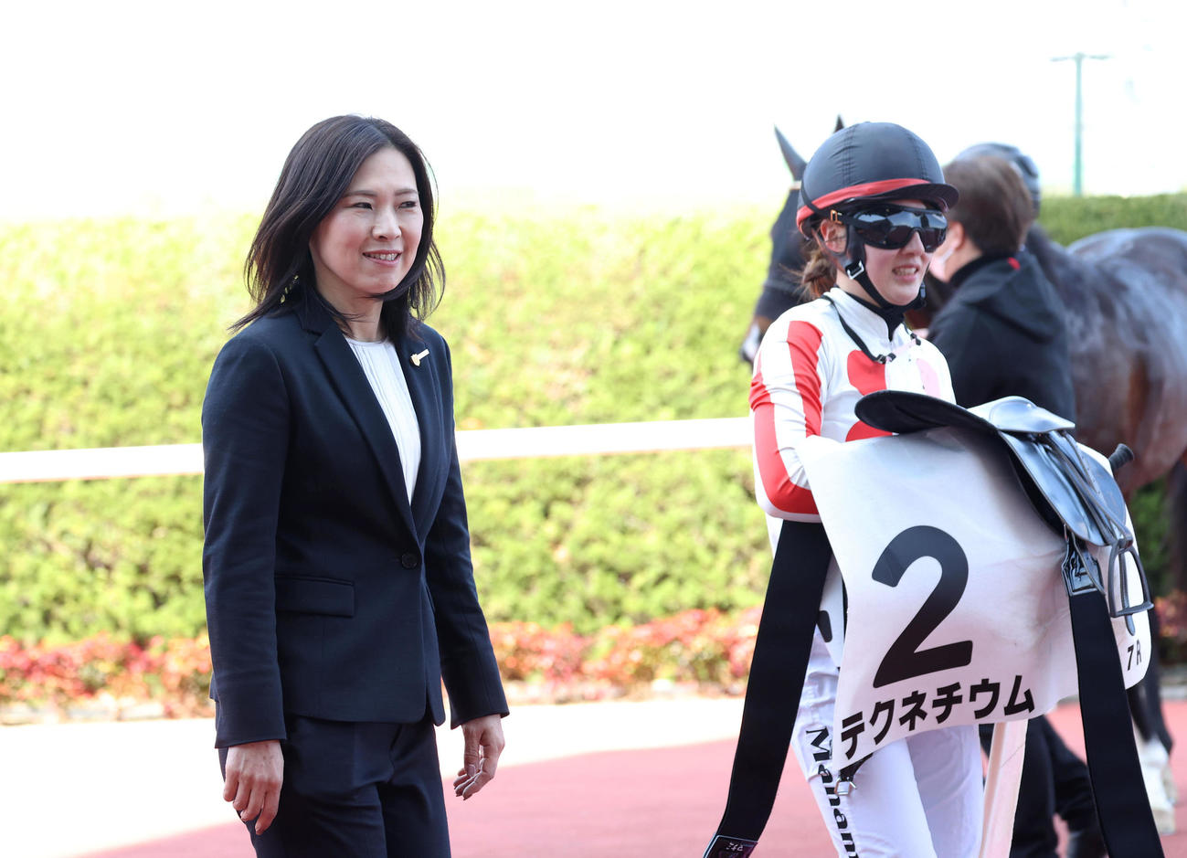 阪神7R、初陣を8着で終えて騎乗した永島騎手（右）と会話を交わす前川師（撮影・白石智彦）