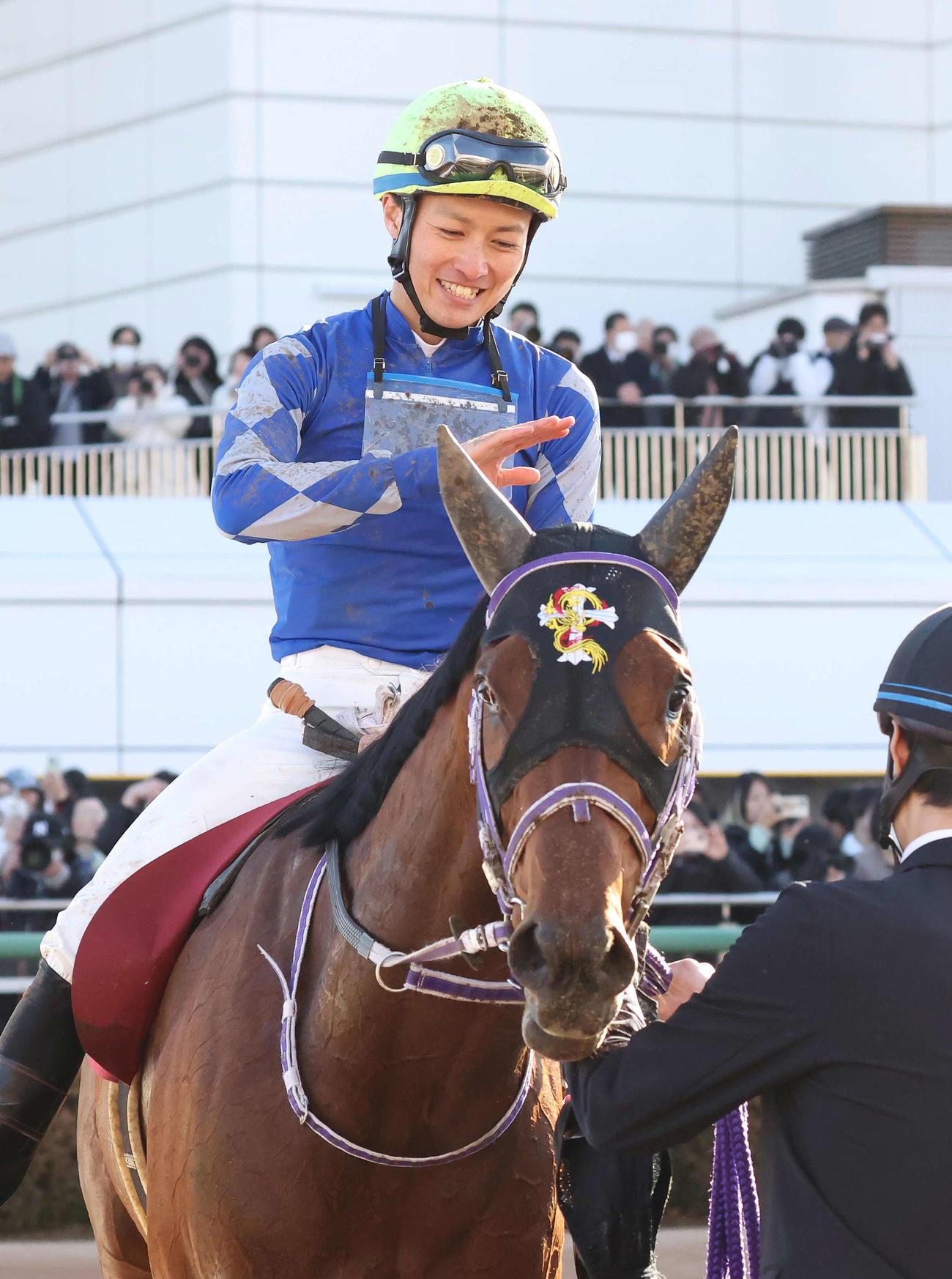 弥生賞を制したファウストラーゼンをねぎらう杉原騎手（撮影・丹羽敏通）
