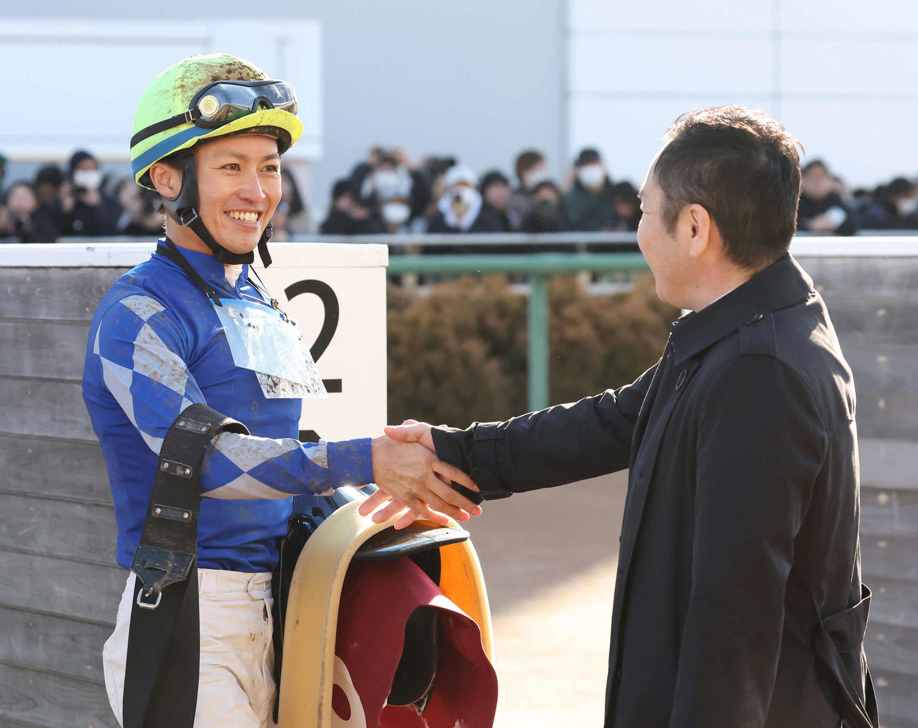 ファウストラーゼンで弥生賞を制して西村師（右）と握手する杉原騎手（撮影・丹羽敏通）
