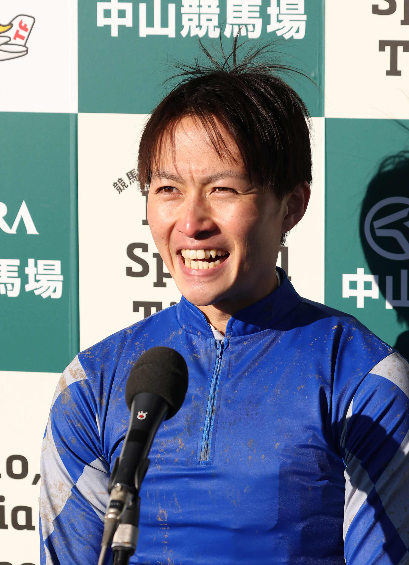 弥生賞を制して優勝インタビューに答える杉原騎手（撮影・丹羽敏通）