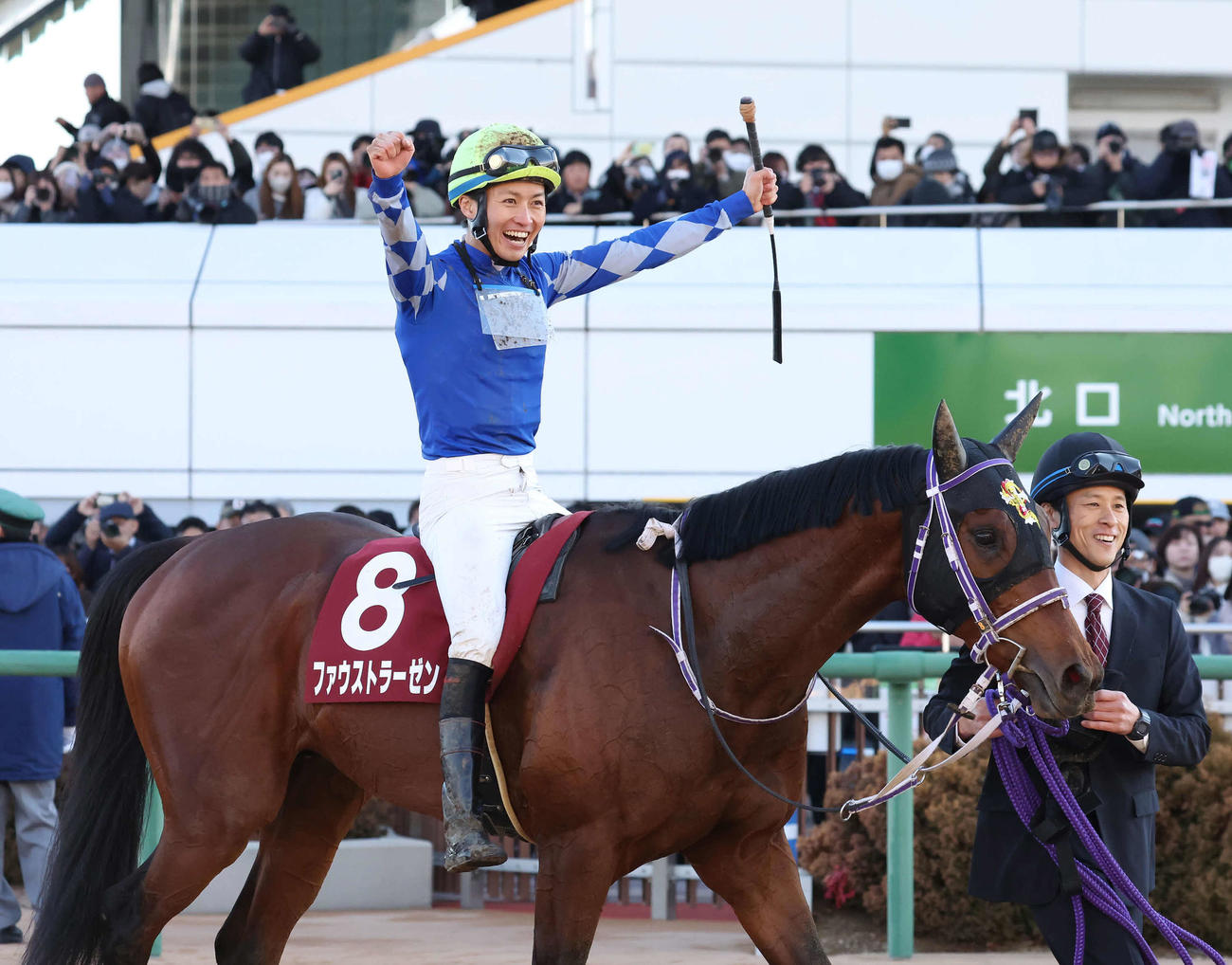 ファウストラーゼンで弥生賞を制して歓喜する杉原騎手（撮影・丹羽敏通）
