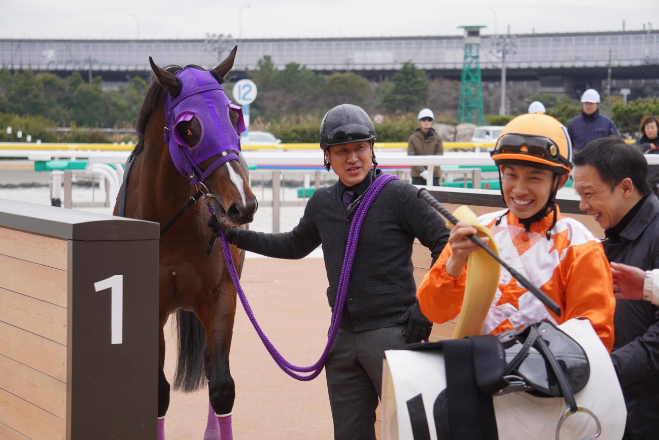 父の浩厩務員（馬の右）が担当するマーゴットビートで勝利し、引き揚げる舟山瑠泉騎手。右は佐藤裕太師