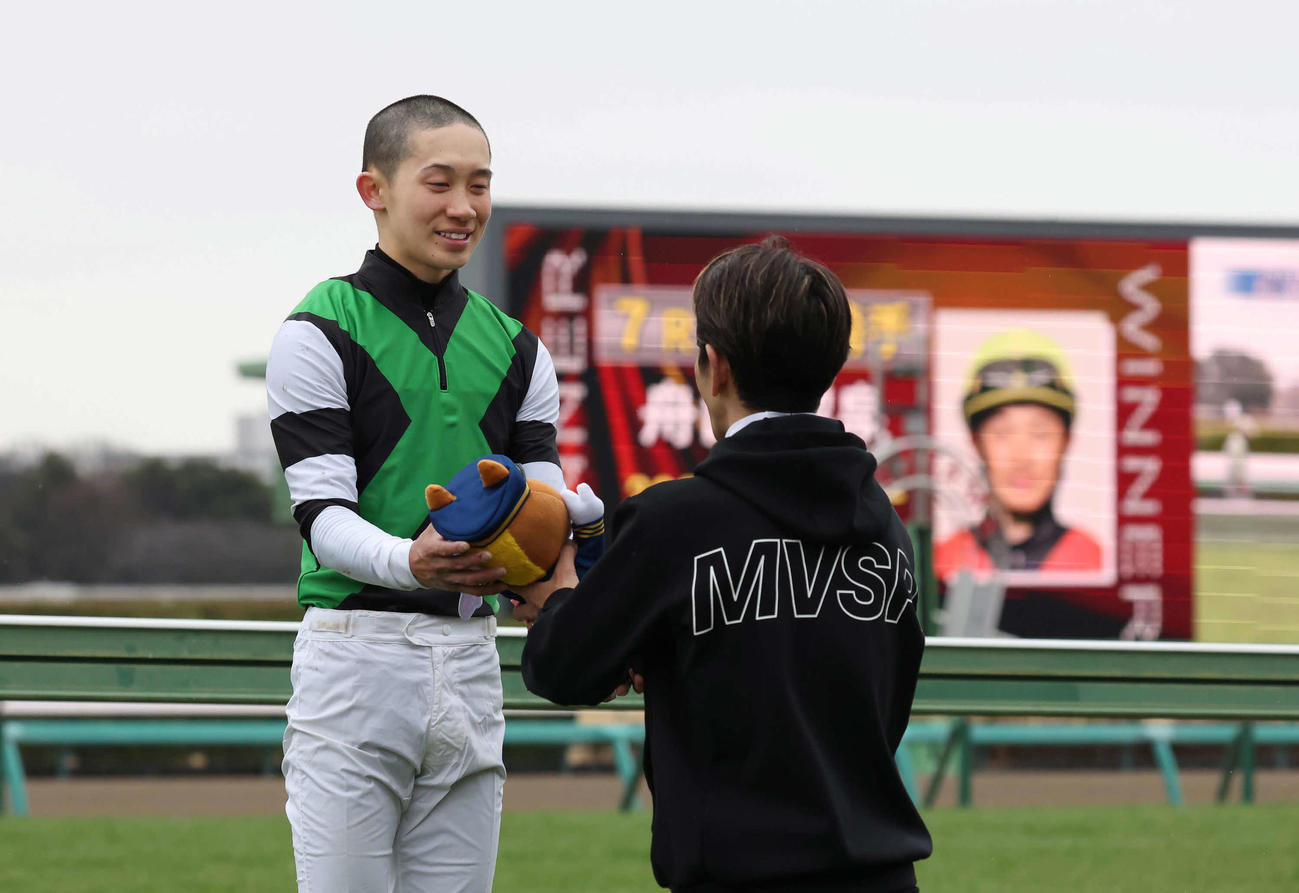 中山7R、3歳1勝クラスをレーヴブリリアントで制して初勝利を挙げた舟山騎手（撮影・丹羽敏通）