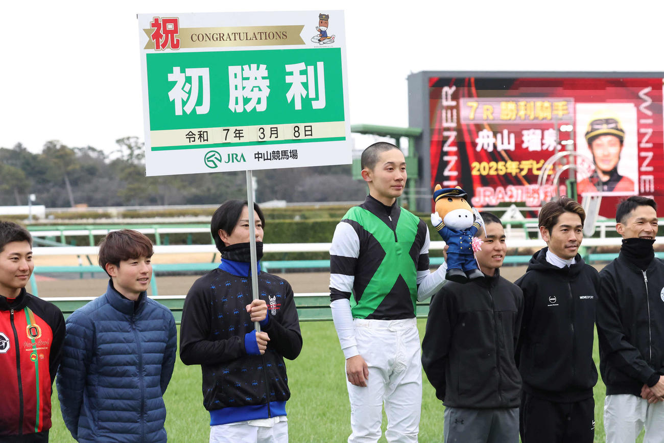 中山7R、3歳1勝クラスをレーヴブリリアントで制して初勝利を挙げた舟山騎手（撮影・丹羽敏通）