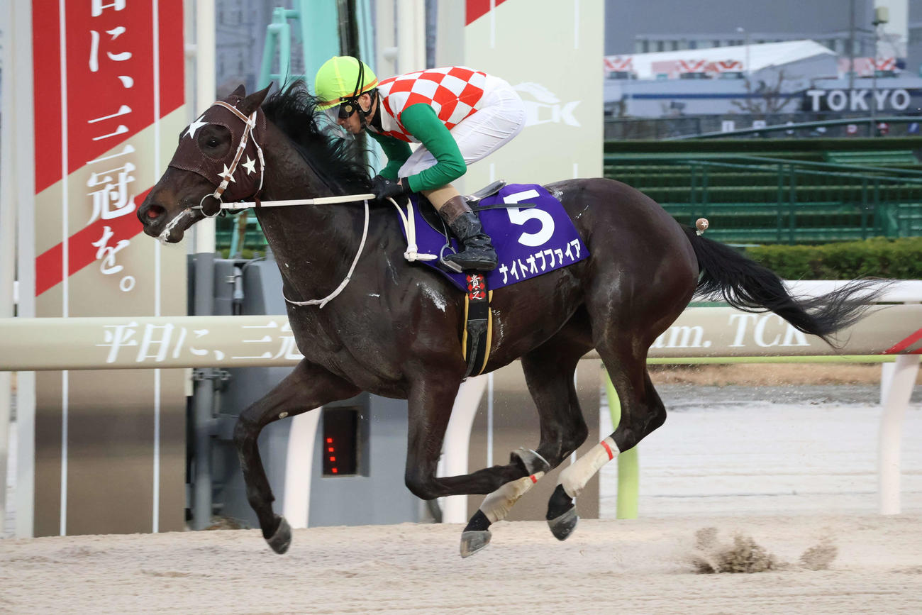 直線で抜け出しスターバーストCを制したナイトオブファイアと矢野貴之騎手（撮影・牛山基康）