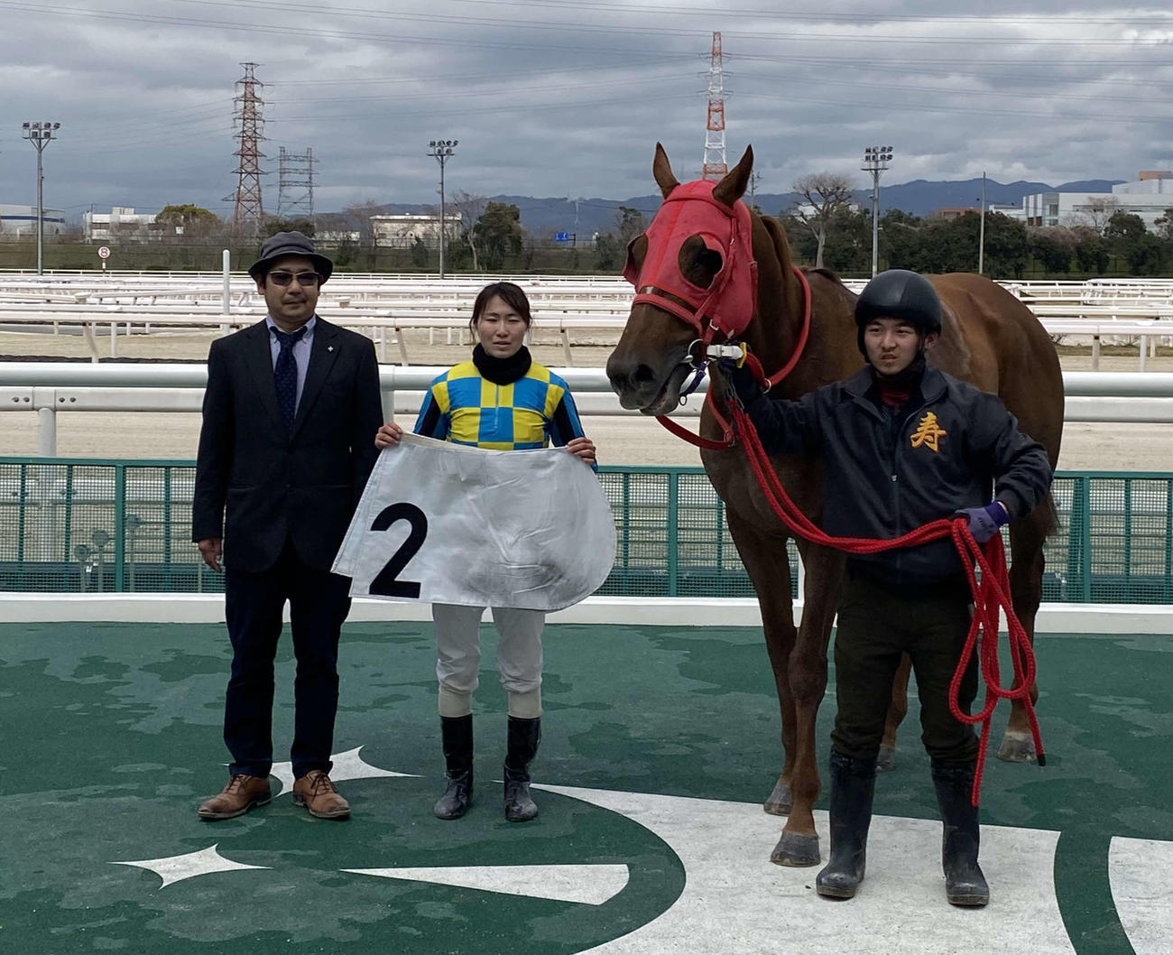12日の園田4Rで今年初勝利を挙げた浦和の中島良美騎手（中央）