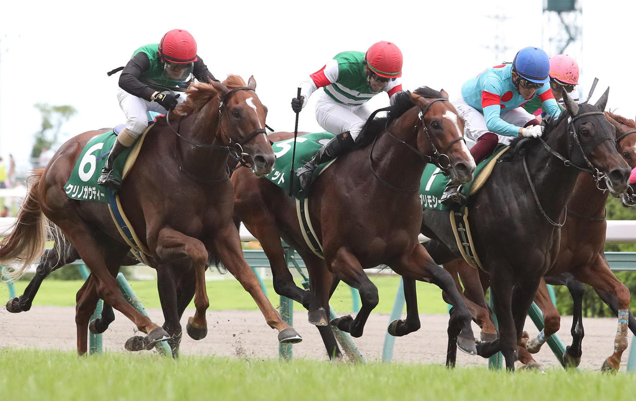 19年中京記念、左から2着クリノガウディー、1着グルーヴィット、3着プリモシーン