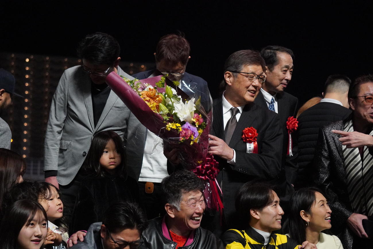 引退セレモニーでの岡林光浩師（中央）