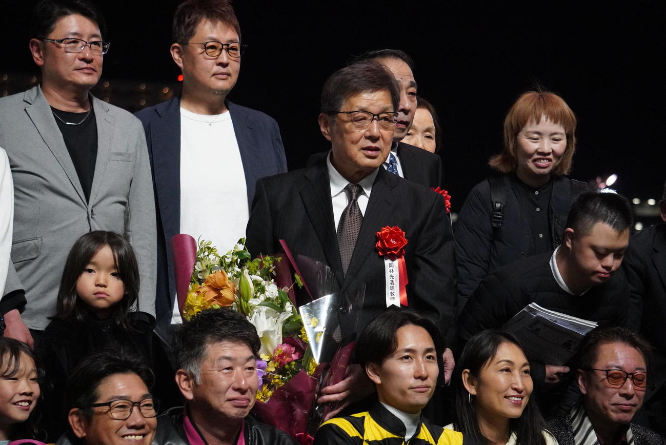 引退セレモニーでの岡林光浩師（中央）