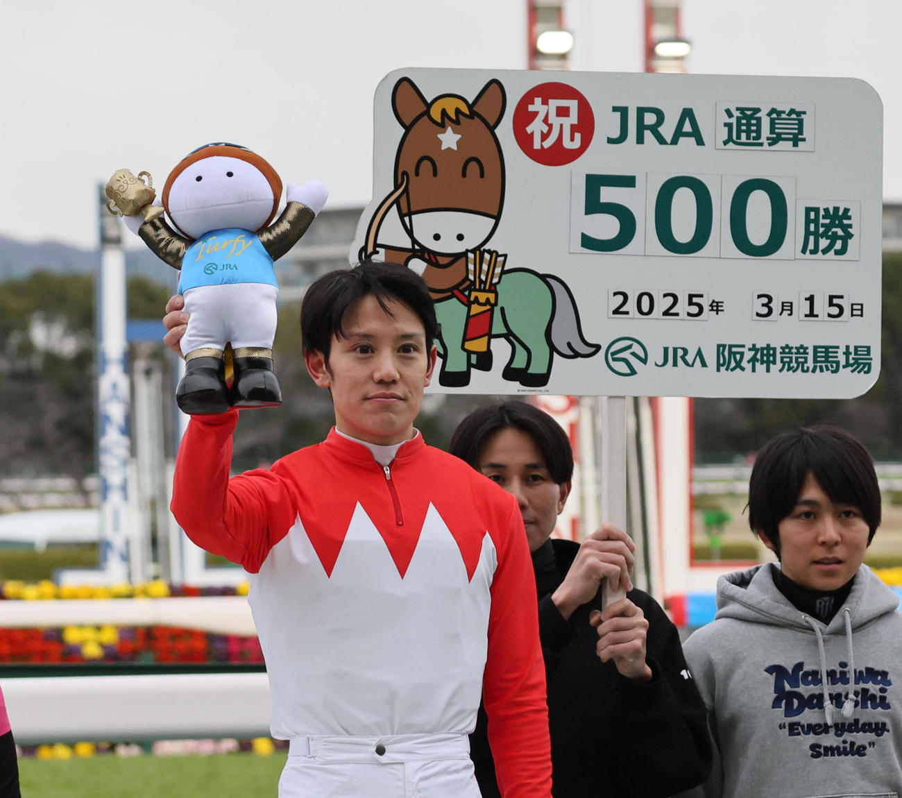 阪神3R、3歳未勝利戦をルシタニアで制し、通算500勝を達成した菱田騎手（撮影・宮崎幸一）
