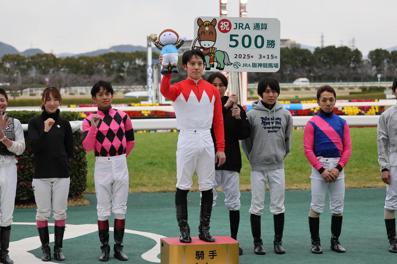 阪神3R、3歳未勝利戦をルシタニアで制し、通算500勝を達成した菱田騎手（撮影・宮崎幸一）