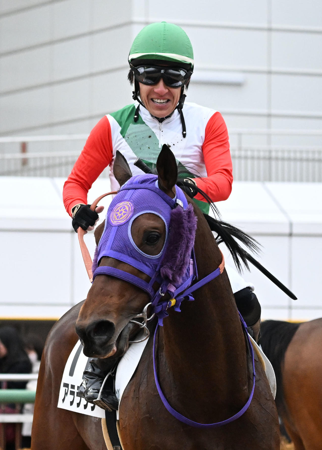 4歳上2勝クラスを制し、アララララの鞍上で笑顔を見せる丹内騎手（撮影・千葉一成）