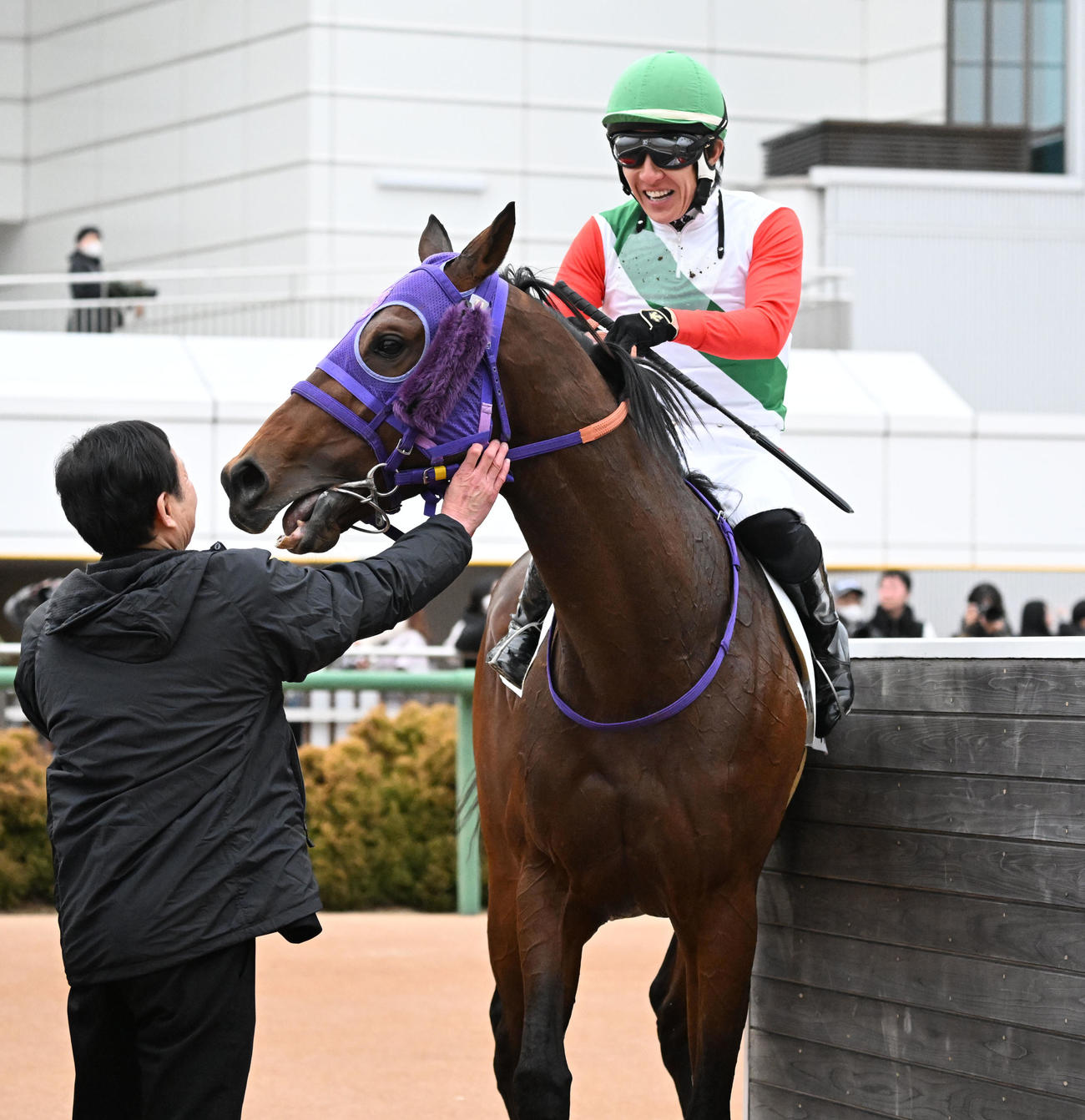 4歳上2勝クラスを制し、アララララの鞍上で笑顔を見せる丹内騎手（撮影・千葉一成）