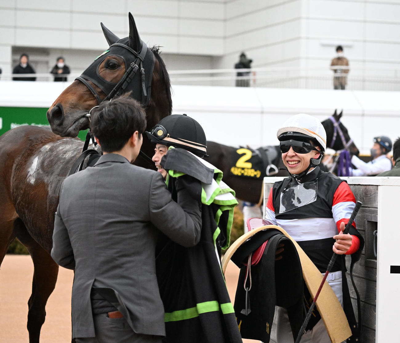 アネモネSをトワイライトシティで制し、笑顔を見せる横山武騎手（撮影・千葉一成）
