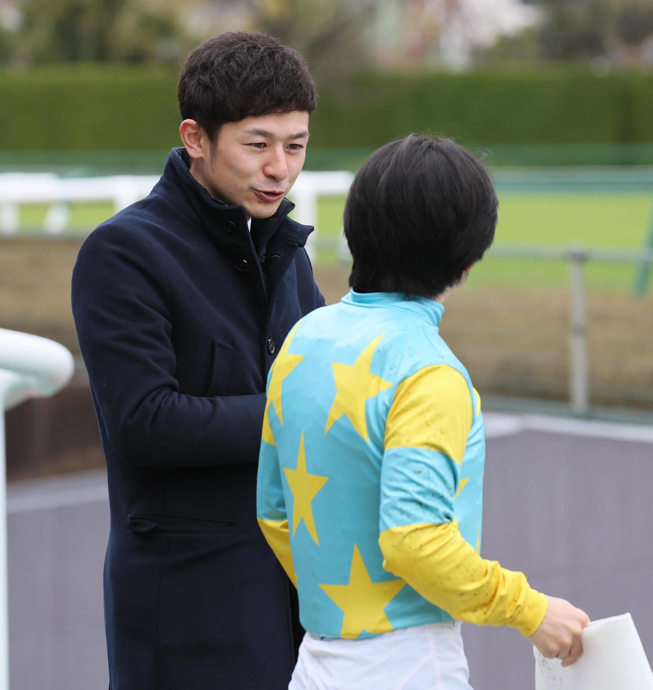 3歳未勝利戦をヴィーナスバブルで制し、初勝利を挙げた東田調教師（左）と松若騎手（撮影・宮崎幸一）