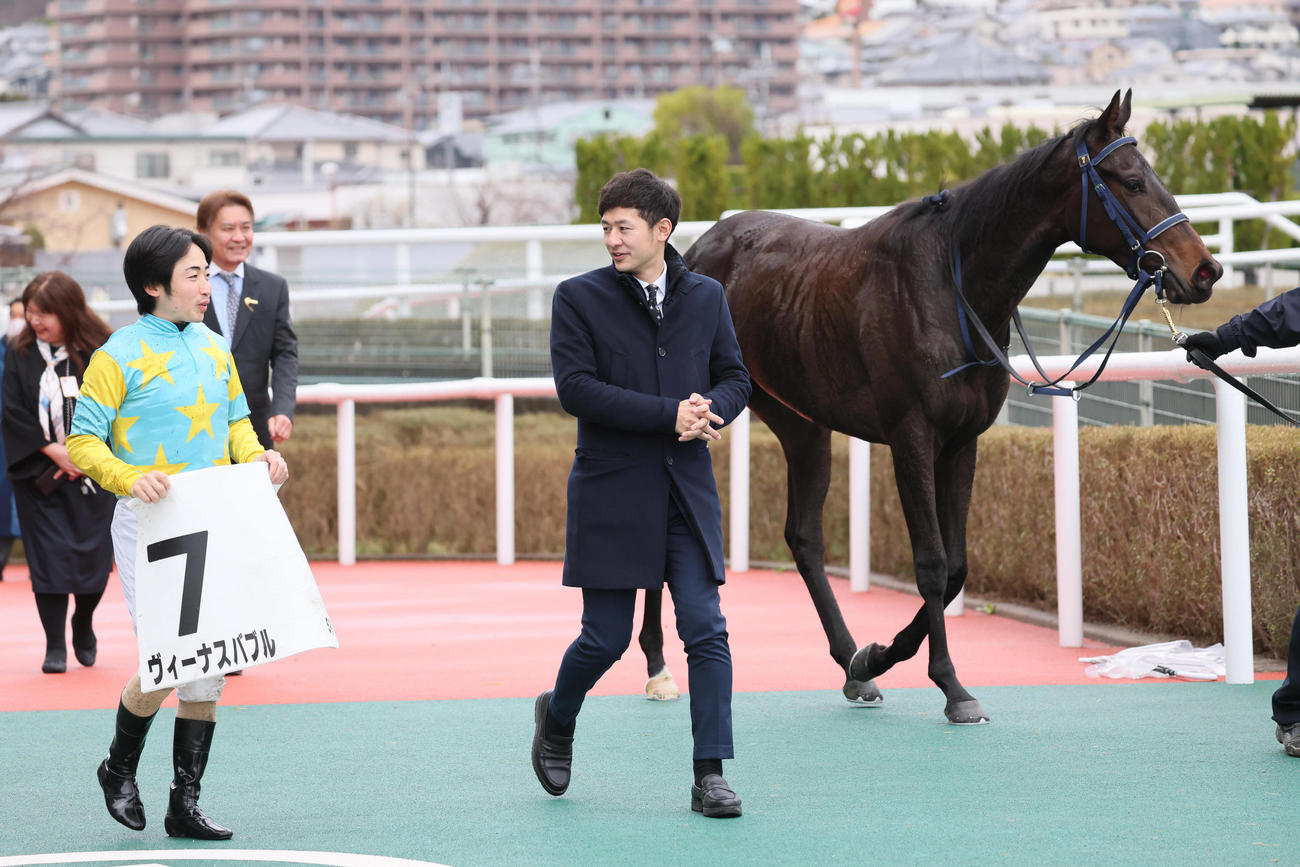 阪神5R 3歳未勝利戦をヴィーナスバブルで制し、初勝利を挙げた東田調教師（中央）と松若騎手（撮影・宮崎幸一）