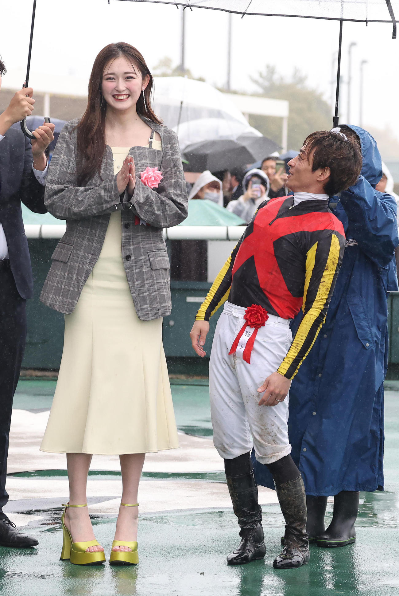 プレゼンターのゆうちゃみ（左）を見上げる川田騎手（撮影・白石智彦）