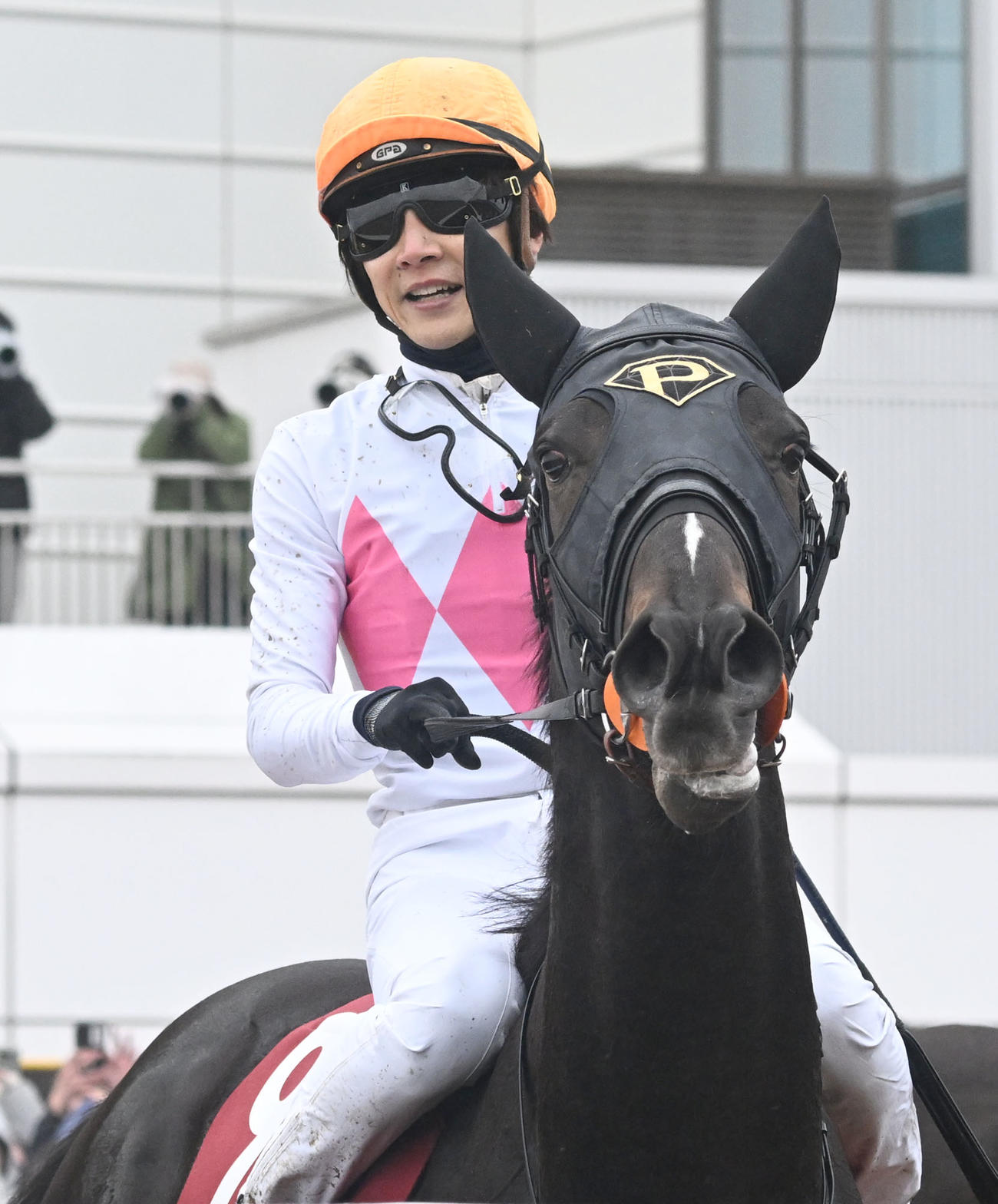 スプリングSを制したピコチャンブラックと石橋騎手（撮影・千葉一成）