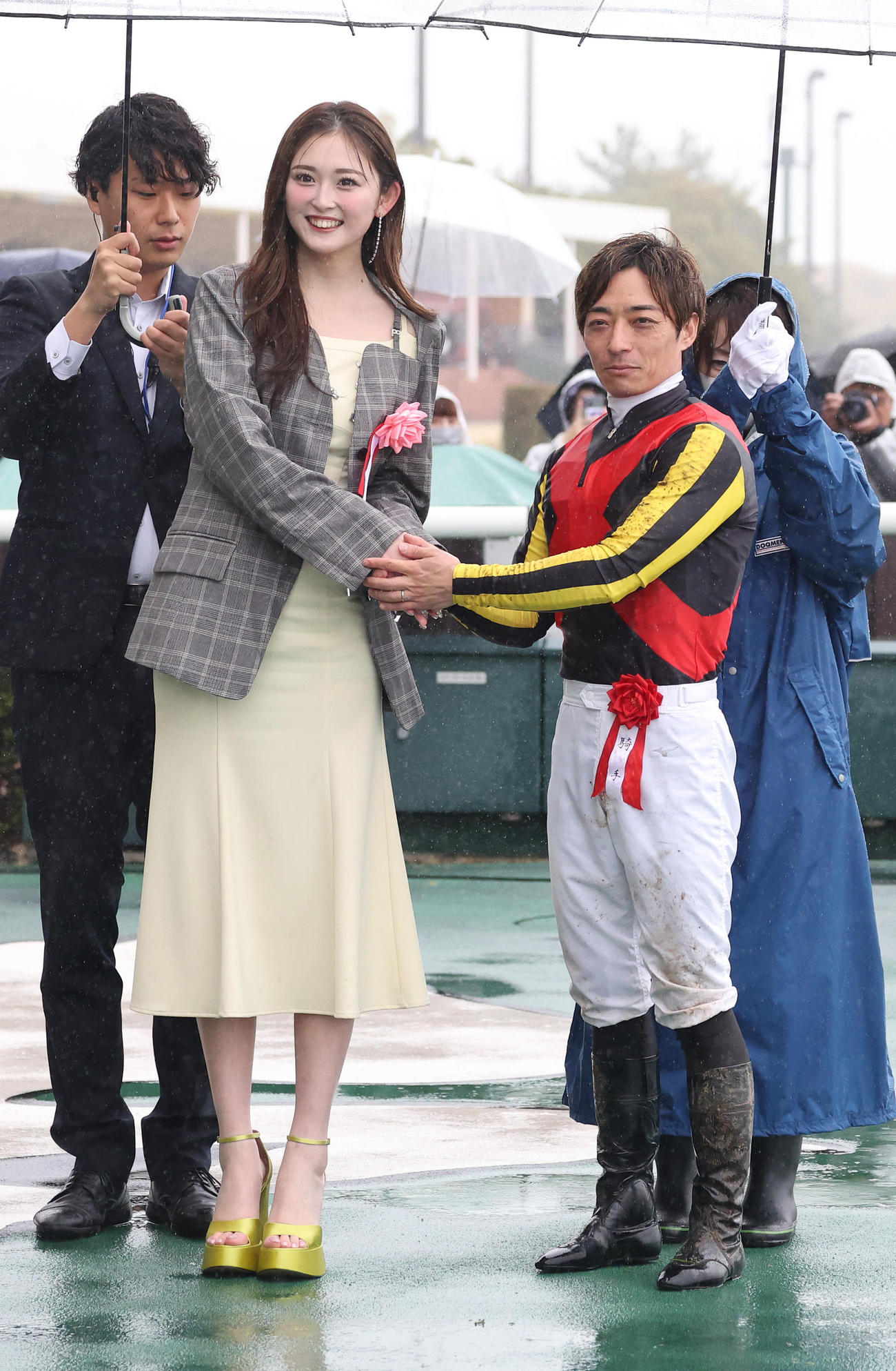 笑顔で握手するプレゼンターのゆうちゃみ（左）と川田騎手（撮影・白石智彦）